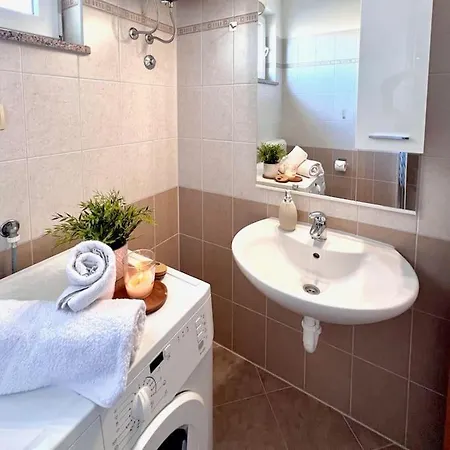 Wide View App, Terrace, Quiet & Cosy Apartment *